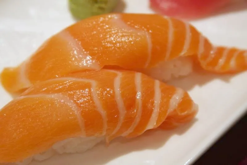 ข้อมูลโภชนาการ แคลอรี่ ซูชิแซลมอน-salmon-nigiri