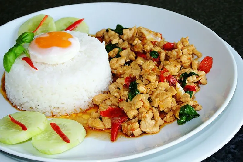 ข้อมูลโภชนาการ แคลอรี่ ข้าวผัดกระเพราไก่ไข่ดาว