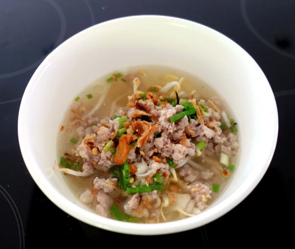 ข้อมูลโภชนาการ แคลอรี่ ก๋วยเตี๋ยวเส้นใหญ่หมูสับ